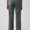 Lose sitzende Khakis im 90er-Jahre-Stil mit niedriger Leibhöhe