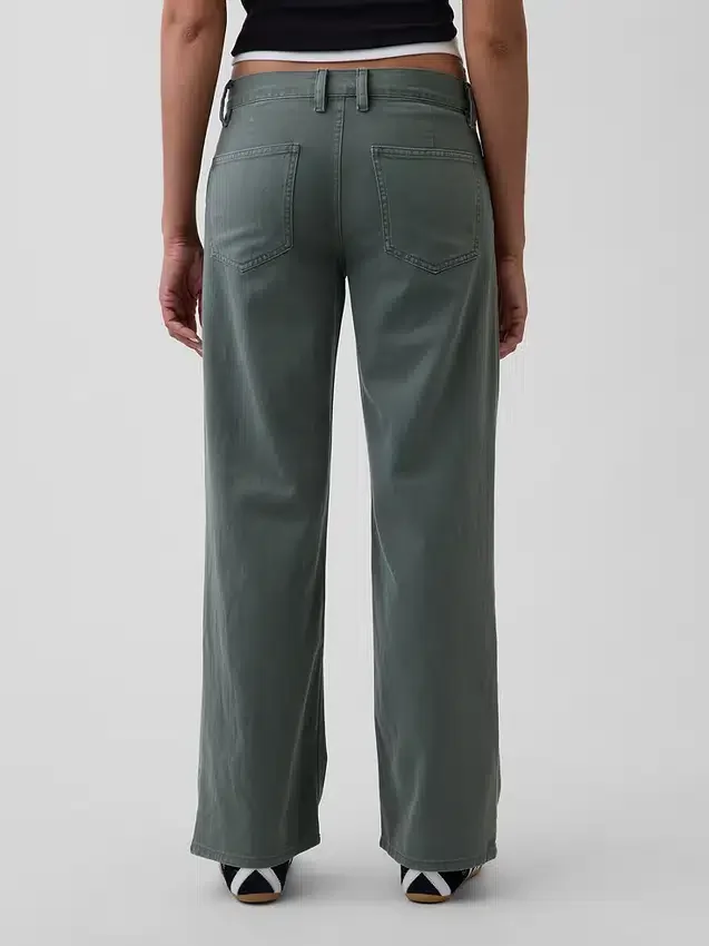 Lose sitzende Khakis im 90er-Jahre-Stil mit niedriger Leibhöhe