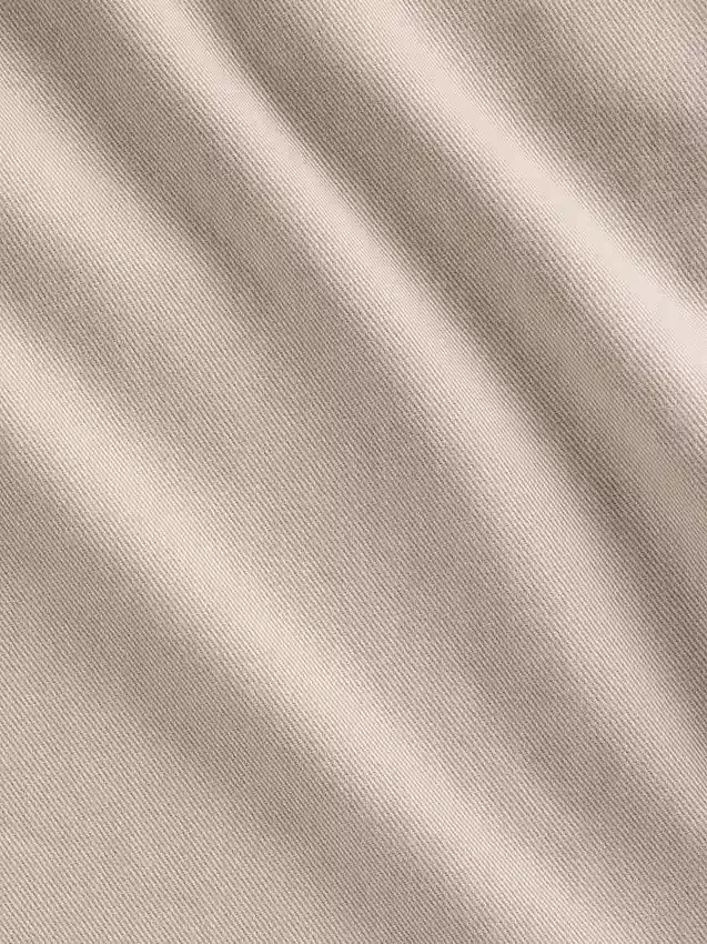 Lose sitzende Khakis im 90er-Jahre-Stil mit niedriger Leibhöhe