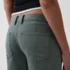 Lose sitzende Khakis im 90er-Jahre-Stil mit niedriger Leibhöhe