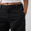 Lose sitzende Khakis im 90er-Jahre-Stil mit niedriger Leibhöhe