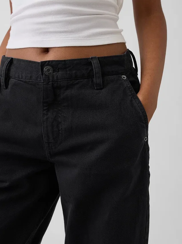 Lose sitzende Khakis im 90er-Jahre-Stil mit niedriger Leibhöhe