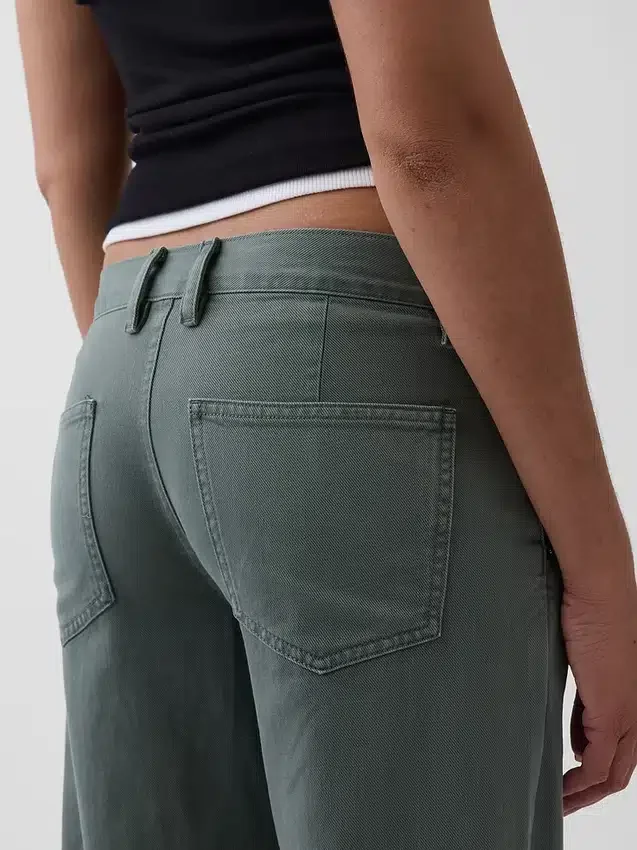 Lose sitzende Khakis im 90er-Jahre-Stil mit niedriger Leibhöhe
