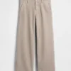 Lose sitzende Khakis im 90er-Jahre-Stil mit niedriger Leibhöhe