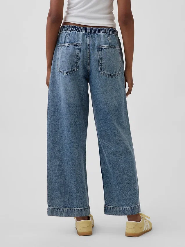 Low-Rise-Jeans im 90er-Jahre-Stil, locker und kurz geschnitten