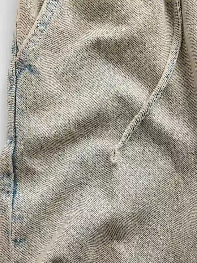 Low-Rise-Jeans im 90er-Jahre-Stil, locker und kurz geschnitten