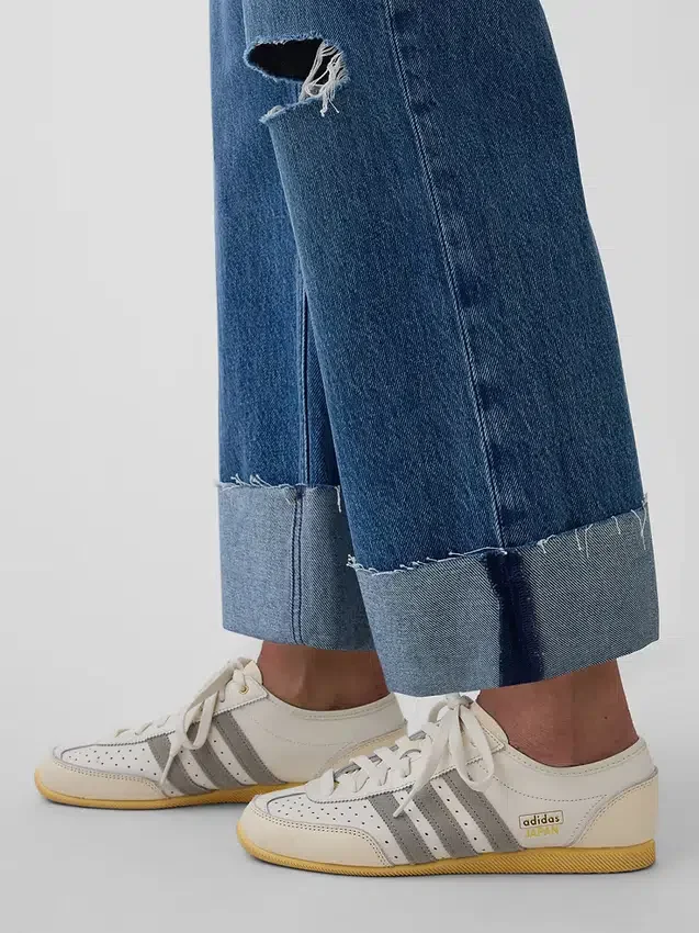 Low-Rise-Jeans im 90er-Jahre-Stil, locker und kurz geschnitten