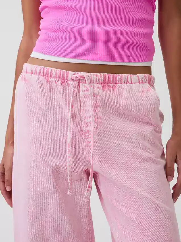 Low-Rise-Jeans im 90er-Jahre-Stil, locker und kurz geschnitten