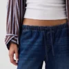 Low-Rise-Jeans im 90er-Jahre-Stil, locker und kurz geschnitten