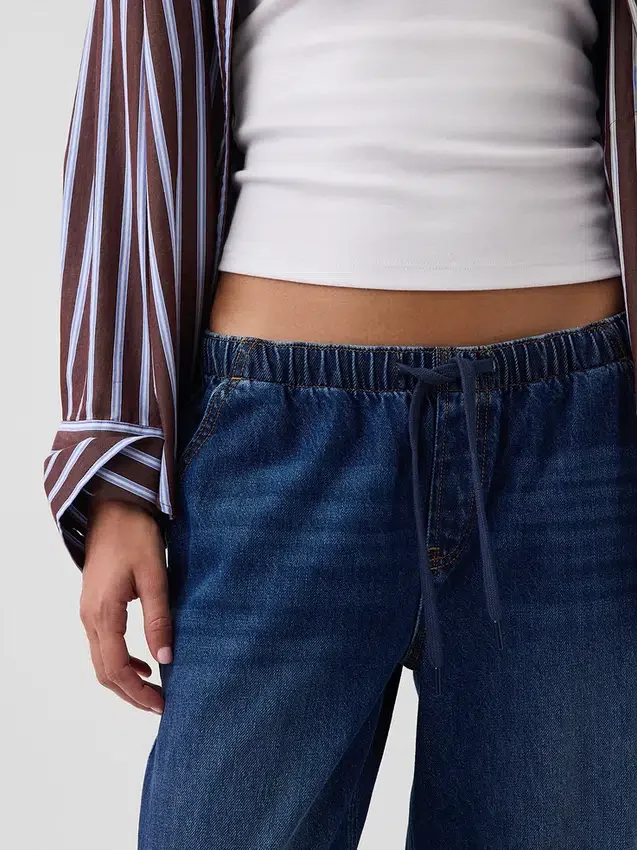 Low-Rise-Jeans im 90er-Jahre-Stil, locker und kurz geschnitten