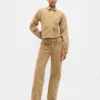 Low-Rise-Jeans im 90er-Jahre-Stil mit lockerem Schnitt und schmalem Gürtel