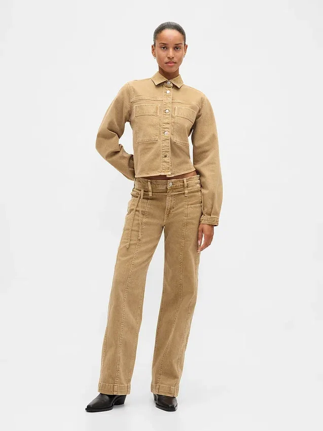 Low-Rise-Jeans im 90er-Jahre-Stil mit lockerem Schnitt und schmalem Gürtel