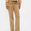 Low-Rise-Jeans im 90er-Jahre-Stil mit lockerem Schnitt und schmalem Gürtel