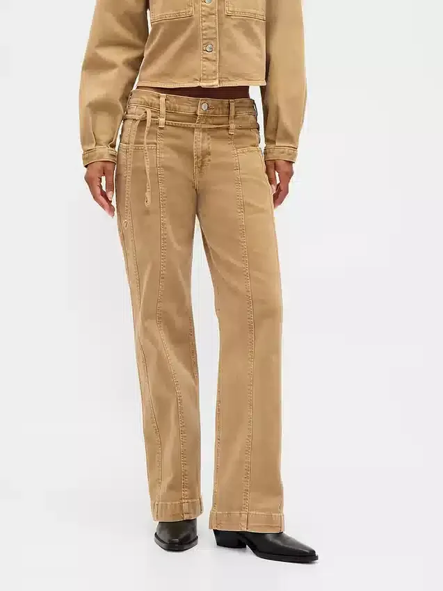 Low-Rise-Jeans im 90er-Jahre-Stil mit lockerem Schnitt und schmalem Gürtel