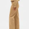 Low-Rise-Jeans im 90er-Jahre-Stil mit lockerem Schnitt und schmalem Gürtel