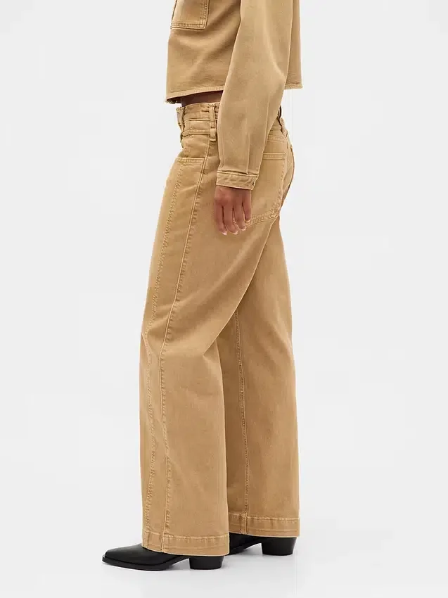 Low-Rise-Jeans im 90er-Jahre-Stil mit lockerem Schnitt und schmalem Gürtel