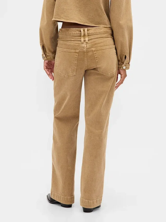 Low-Rise-Jeans im 90er-Jahre-Stil mit lockerem Schnitt und schmalem Gürtel