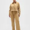 Low-Rise-Jeans im 90er-Jahre-Stil mit lockerem Schnitt und schmalem Gürtel