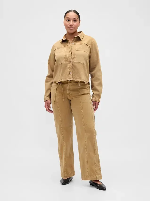 Low-Rise-Jeans im 90er-Jahre-Stil mit lockerem Schnitt und schmalem Gürtel