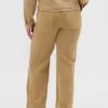 Low-Rise-Jeans im 90er-Jahre-Stil mit lockerem Schnitt und schmalem Gürtel