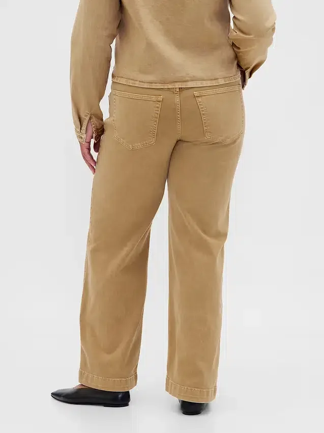 Low-Rise-Jeans im 90er-Jahre-Stil mit lockerem Schnitt und schmalem Gürtel