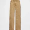 Low-Rise-Jeans im 90er-Jahre-Stil mit lockerem Schnitt und schmalem Gürtel