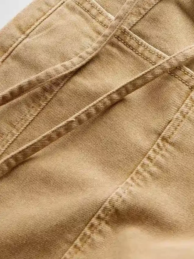 Low-Rise-Jeans im 90er-Jahre-Stil mit lockerem Schnitt und schmalem Gürtel