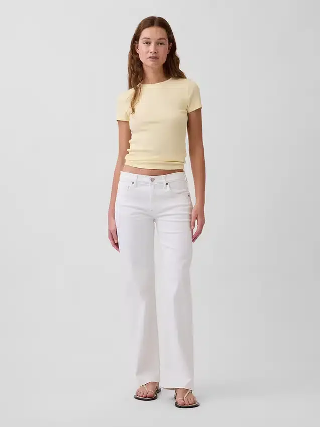 Low-Rise-Jeans im lockeren 90er-Jahre-Stil