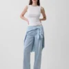 Low-Rise-Jeans im lockeren 90er-Jahre-Stil