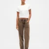 Low-Rise-Jeans im lockeren 90er-Jahre-Stil