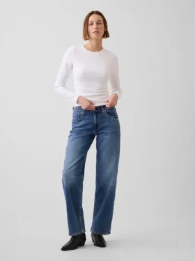 Low-Rise-Jeans im lockeren 90er-Jahre-Stil
