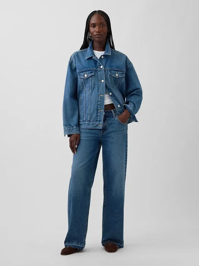 Low-Rise-Jeans im lockeren 90er-Jahre-Stil