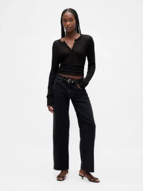 Low-Rise-Jeans im lockeren 90er-Jahre-Stil