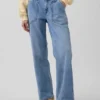 Low-Rise-Jeans im lockeren 90er-Jahre-Stil