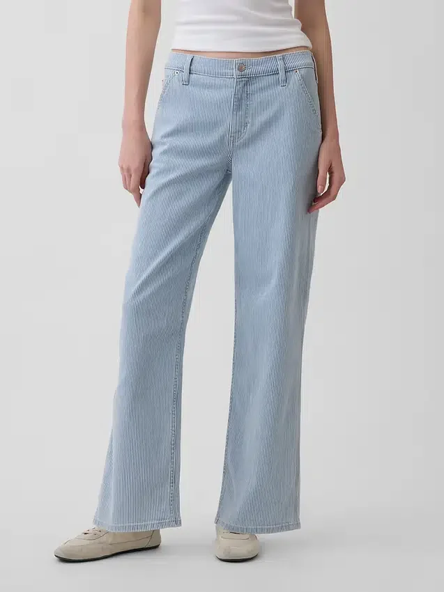 Low-Rise-Jeans im lockeren 90er-Jahre-Stil