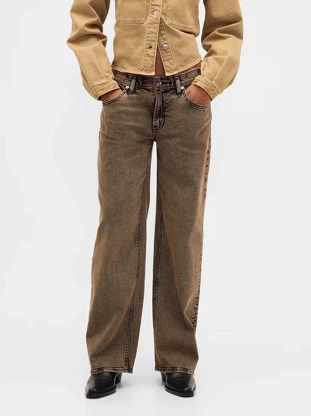 Low-Rise-Jeans im lockeren 90er-Jahre-Stil