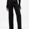Low-Rise-Jeans im lockeren 90er-Jahre-Stil