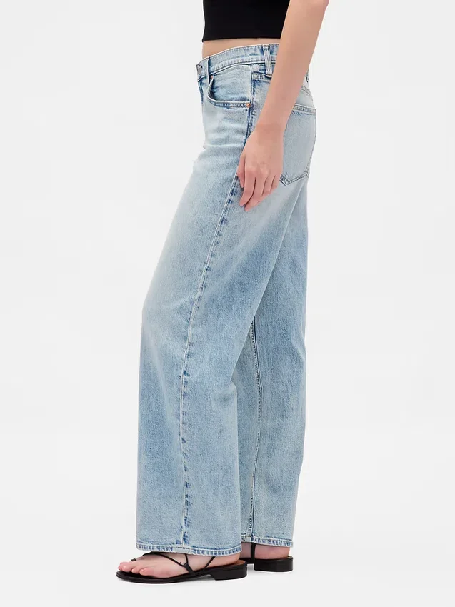 Low-Rise-Jeans im lockeren 90er-Jahre-Stil