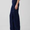Low-Rise-Jeans im lockeren 90er-Jahre-Stil