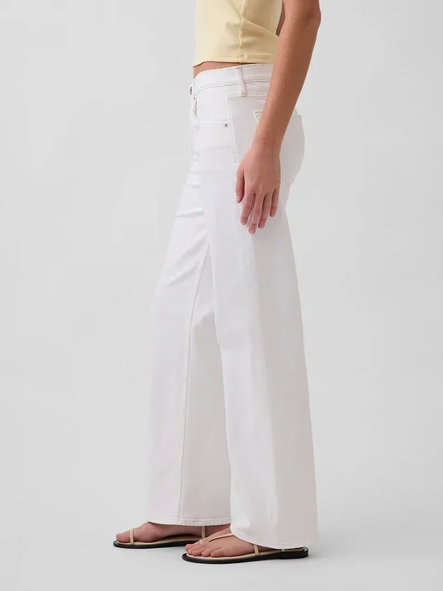 Low-Rise-Jeans im lockeren 90er-Jahre-Stil