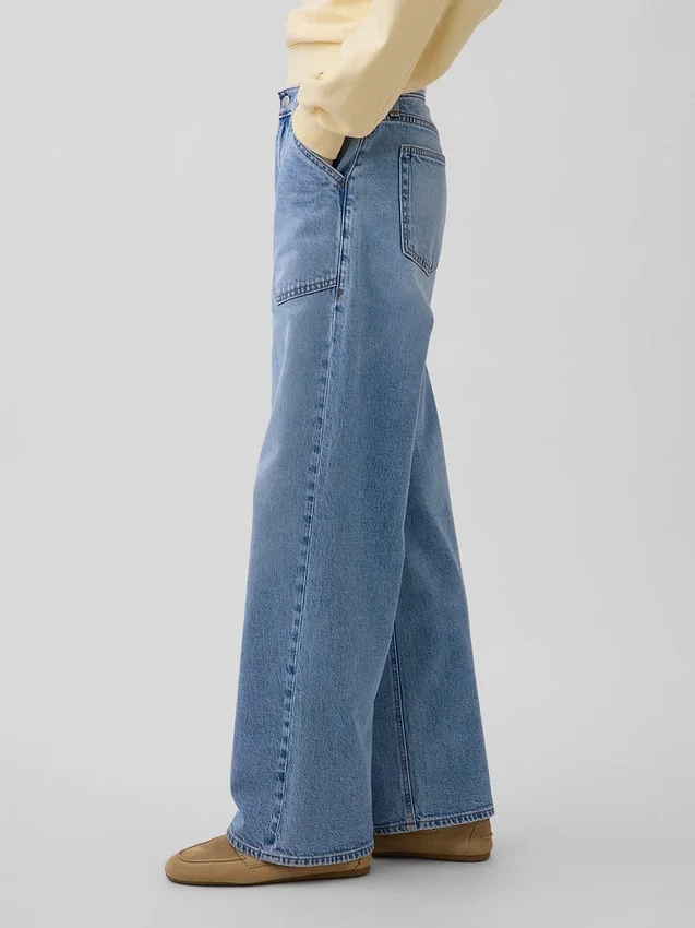 Low-Rise-Jeans im lockeren 90er-Jahre-Stil