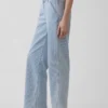 Low-Rise-Jeans im lockeren 90er-Jahre-Stil