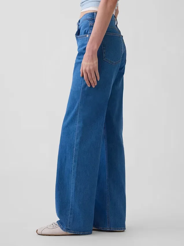 Low-Rise-Jeans im lockeren 90er-Jahre-Stil