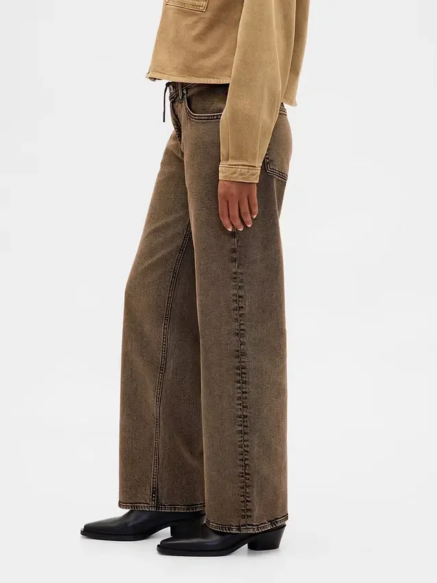 Low-Rise-Jeans im lockeren 90er-Jahre-Stil