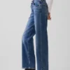 Low-Rise-Jeans im lockeren 90er-Jahre-Stil