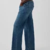 Low-Rise-Jeans im lockeren 90er-Jahre-Stil