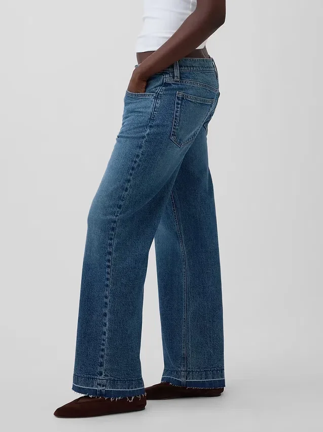 Low-Rise-Jeans im lockeren 90er-Jahre-Stil