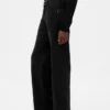 Low-Rise-Jeans im lockeren 90er-Jahre-Stil