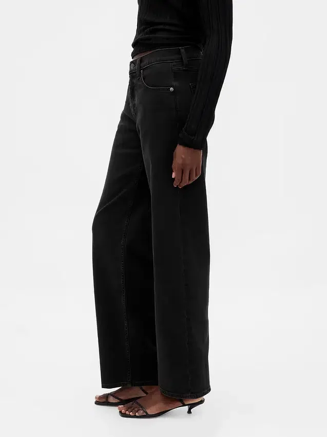 Low-Rise-Jeans im lockeren 90er-Jahre-Stil