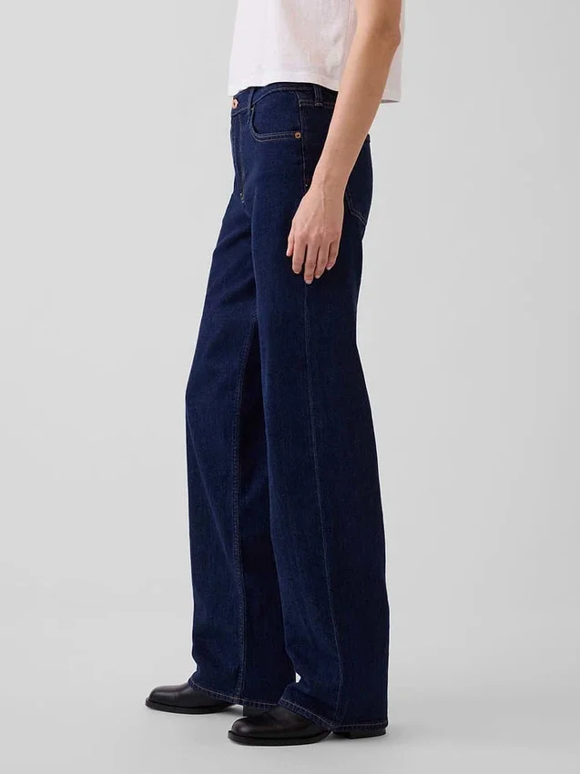 Low-Rise-Jeans im lockeren 90er-Jahre-Stil